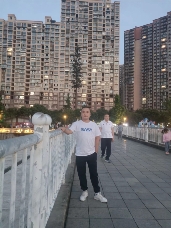 寂寞的男人的第一张照片--成都蓝颜知己交友网